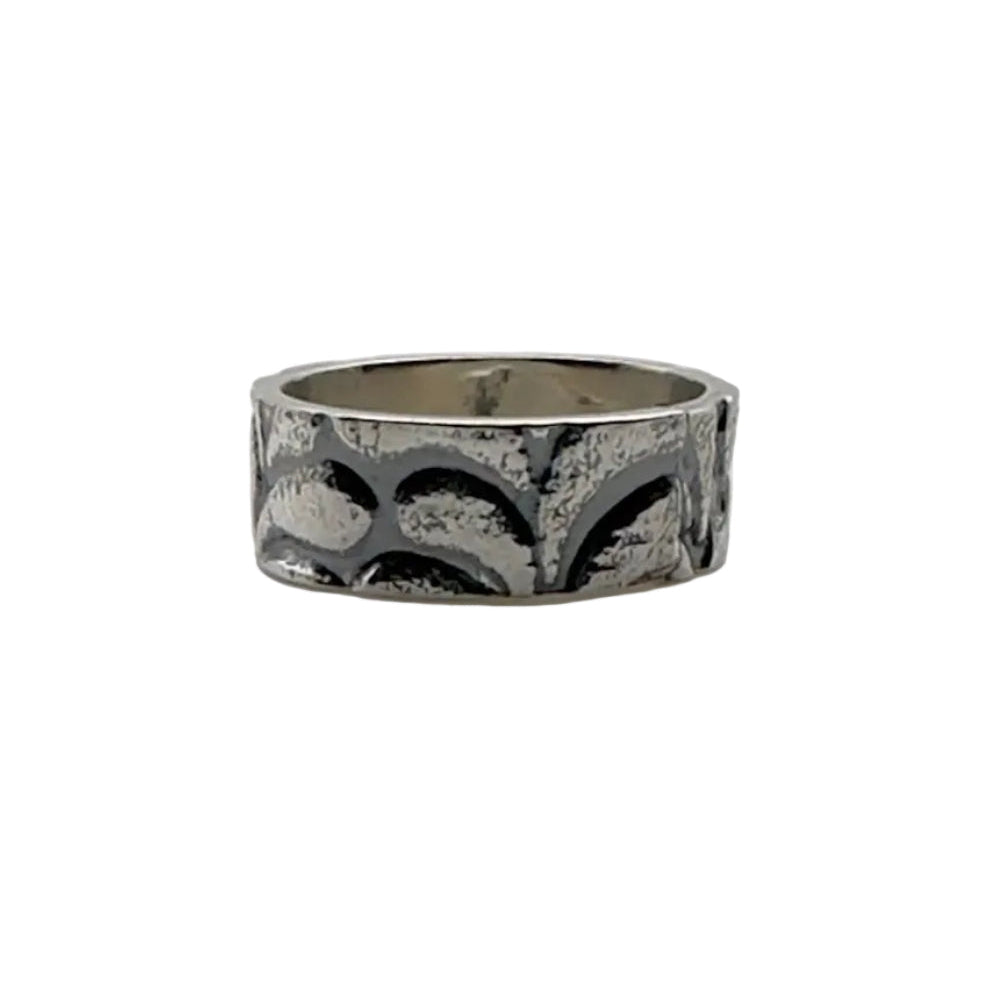 925 silver wedding ring  with droplets pattern, the band is for a man woman or unisex with textured surface handmade sustainable bespoke jewellery Nottingham