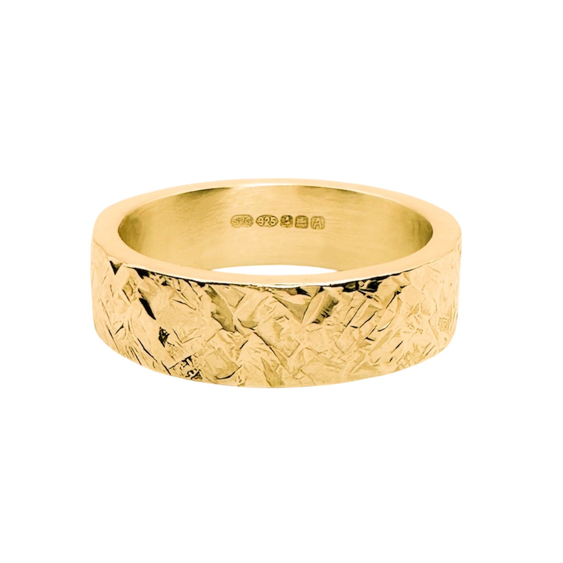 Hatch patterned solid gold ring wedding ring band for man or woman with textured surface on a white background which has been handmade in Nottingham bespoke jewellery