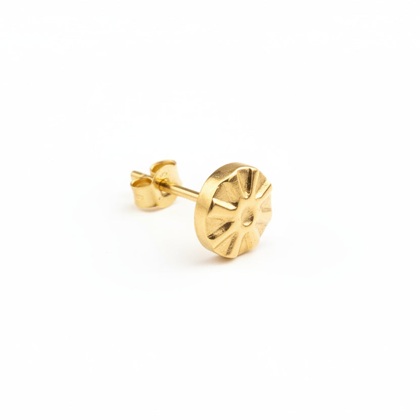 single gold earring for man handmade by Bottlebee who makes sustainable jewellery in Nottingham
