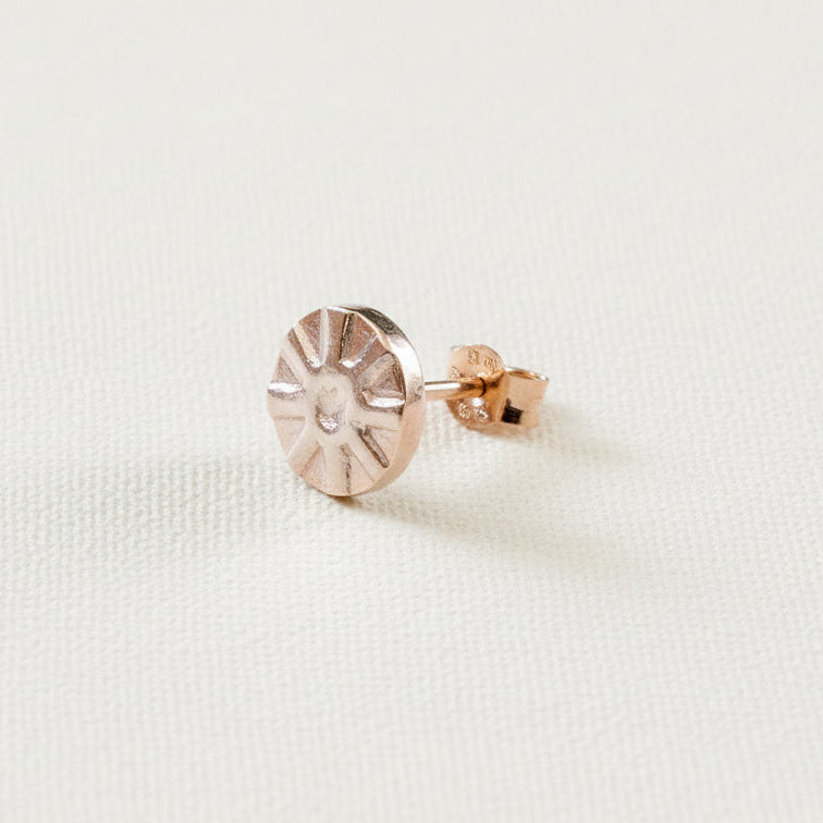 single gold patterned earring for man handmade by a small business called Bottlebee in Nottingham who makes sustainable gold and silver jewellery